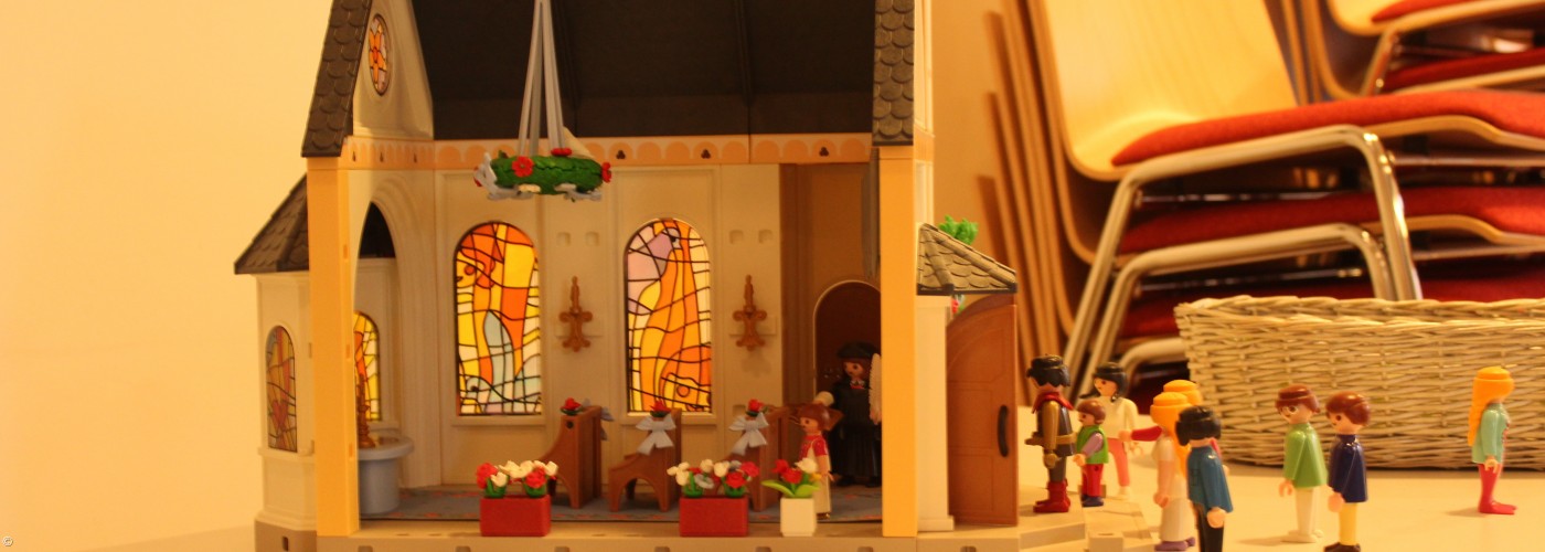 Playmobilkirche mit Figuren