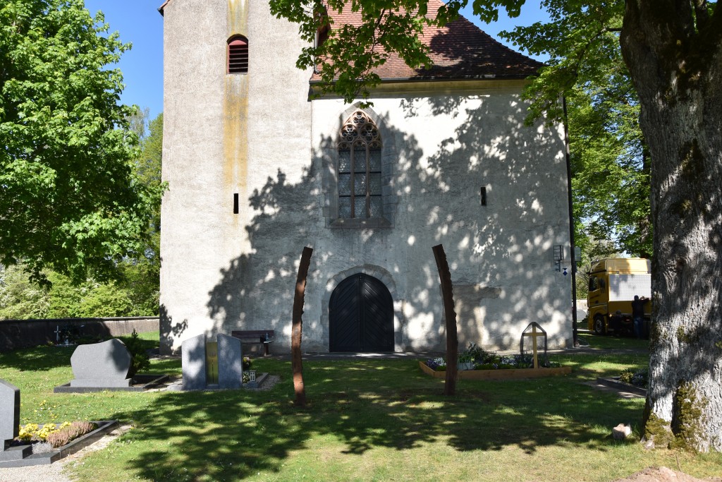 "Lebensbogen" vor dem Portal der Klosterkirche St. Peter und Paul