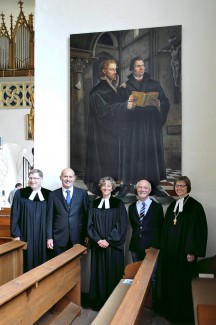 Pfarrer und Pfarrerin Reese mit Ehrengästen vor Bickelgemälde