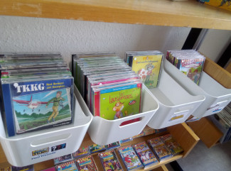 Kisten mit CDs und DVDs 