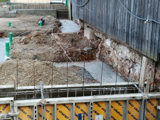 Blick auf das Fundament des alten Kindergartens aus dem Jahr 1930