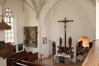 Kirchenraum, Altar, großes Kreuz, Kanzel 