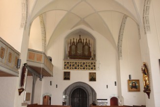 Blick auf die Orgel und die Emporen 