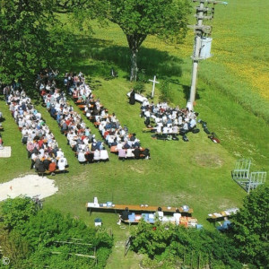 Luftbild von oben, Gottesdienst auf der Wiese, Altar, Bänke