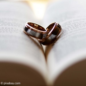 Zwei Eheringe auf einer Bibel 